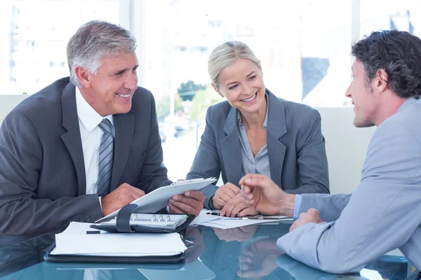 Les gens d'affaires en discussion dans un bureau — Photo