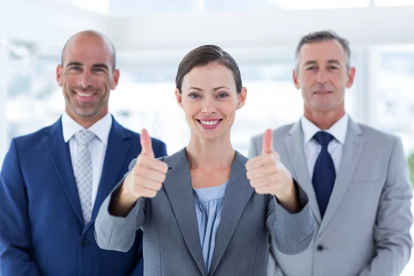 Geschäftskollegen lächeln in die Kamera — Stockfoto