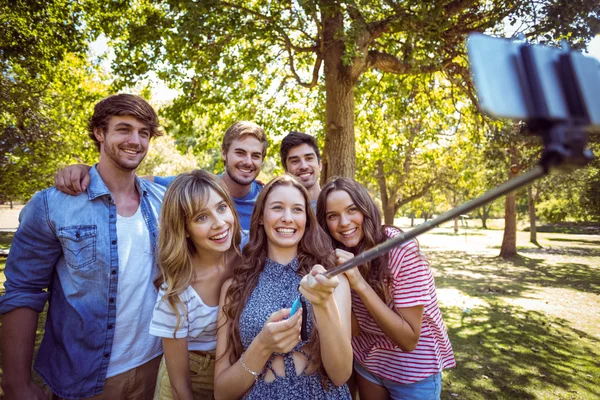 Des amis heureux dans le parc prennent selfie — Photo