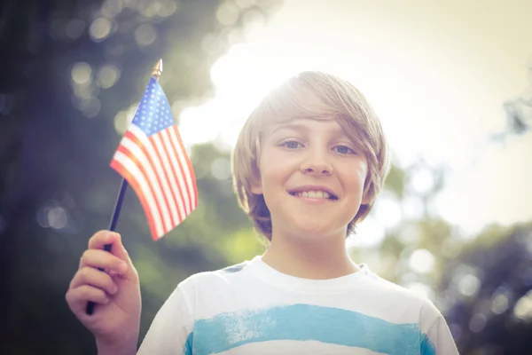 Мальчик машет американским флагом — стоковое фото