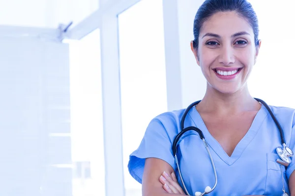 Glimlachende vrouwelijke arts kijken naar camera — Stockfoto