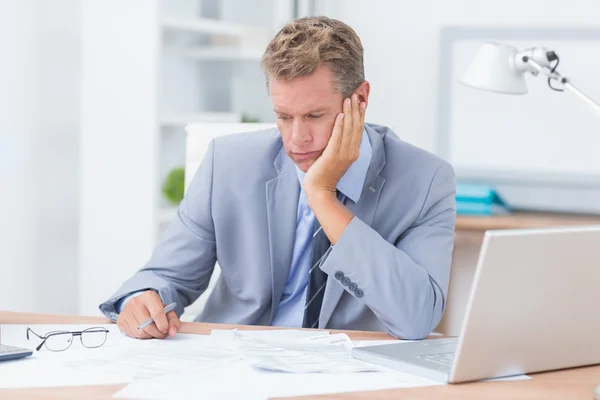 Zakenman depressief door te werken — Stockfoto