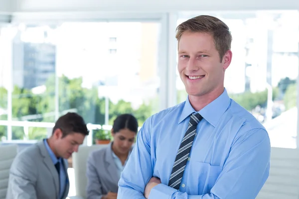 Smiling businessman with arms crossed — Stock Photo, Image