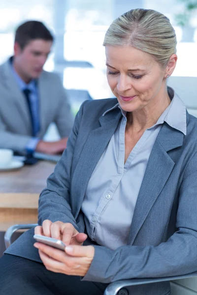 Affärskvinna skicka SMS på mobiltelefon — Stockfoto