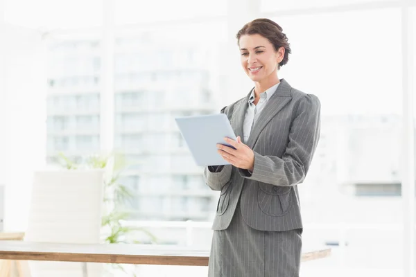 Lächelnde Geschäftsfrau mit ihrem Tablet — Stockfoto