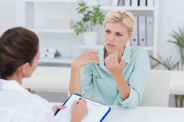 Paciente infeliz falando com o médico — Fotografia de Stock