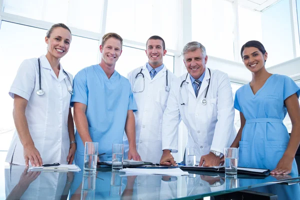 Команда врачей улыбается в камеру — стоковое фото