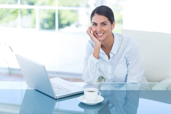 Smiling businesswoman looking at camera — Stock Photo, Image