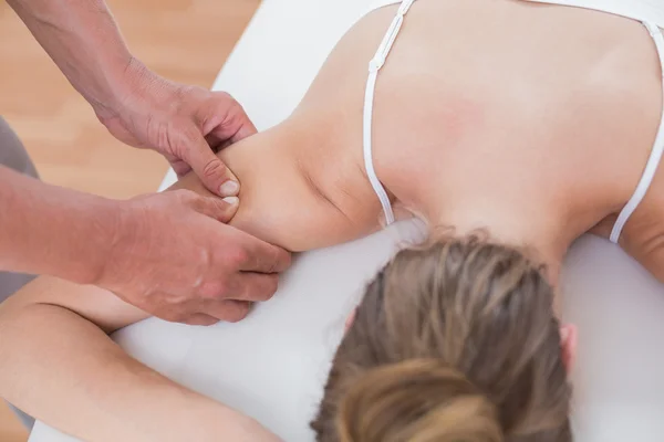 Physiotherapeut macht Armmassage für seine Patientin — Stockfoto