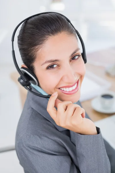 Mulher de negócios usando um fone de ouvido de trabalho — Fotografia de Stock