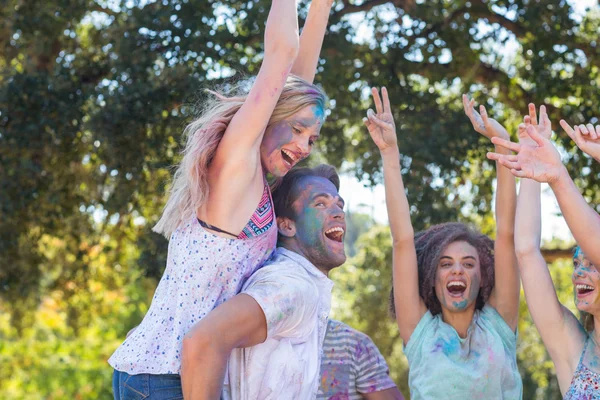 Glückliche Freunde mit Pulverfarbe überzogen — Stockfoto