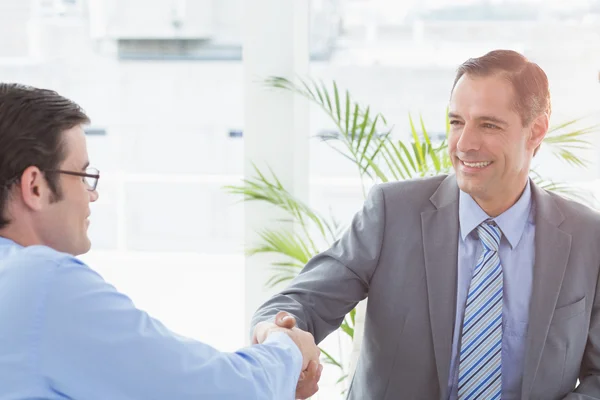 Empresario estrechando la mano con un compañero de trabajo — Foto de Stock