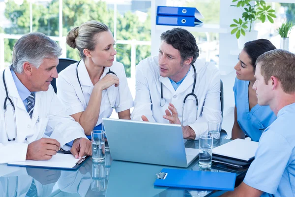 Equipe de médicos que trabalham no laptop — Fotografia de Stock