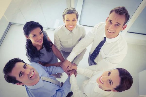 Equipo de negocios celebrando un buen trabajo — Foto de Stock