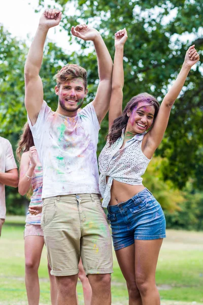 Glückliche Freunde mit Pulverfarbe überzogen — Stockfoto