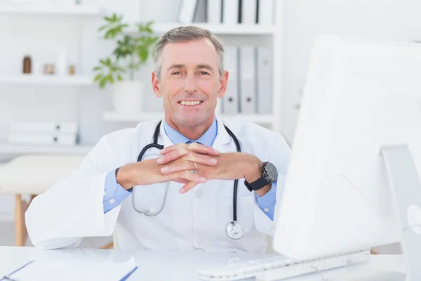 Médecin regardant caméra avec les mains croisées — Photo