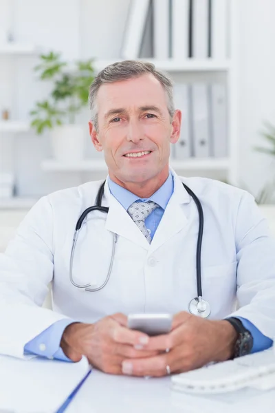 Usmívající se lékař se dívá do kamery — Stock fotografie