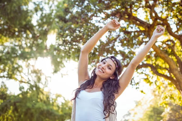 Bastante hipster cayendo libre en el parque — Foto de Stock