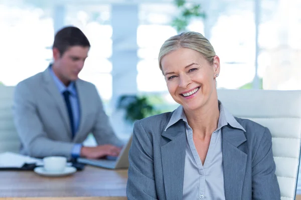 Smiling businesswoman looking at camera — Stock Photo, Image