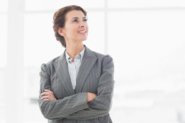 Premurosa donna d'affari che guarda altrove — Foto Stock