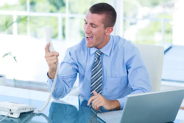 Empresário gritando com seu telefone — Fotografia de Stock