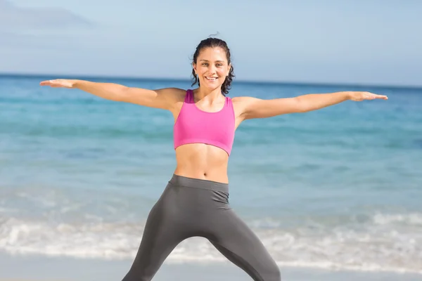 Fit woman doing fitness beside the sea — 图库照片