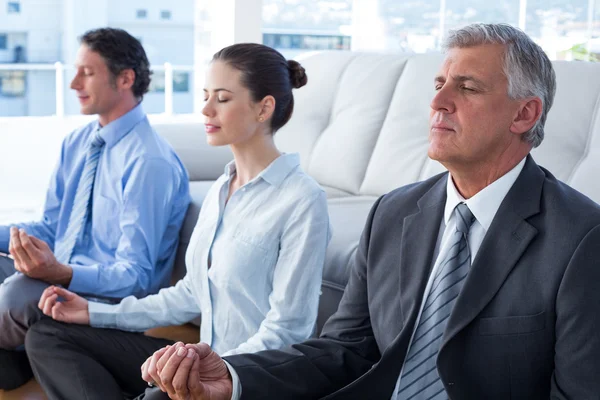 Gente de negocios practicando yoga — Foto de Stock