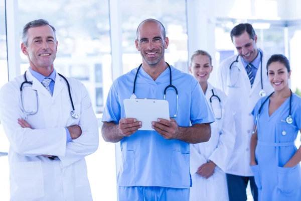 Kameraya bakarak doktorlar gülümseyen takım — Stok fotoğraf