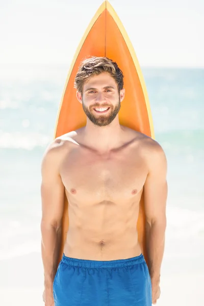 Bell'uomo che tiene la tavola da surf — Foto Stock