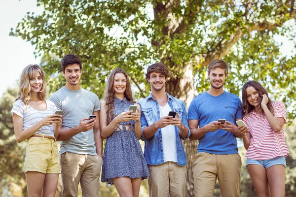 Gelukkige vrienden in het park — Stockfoto