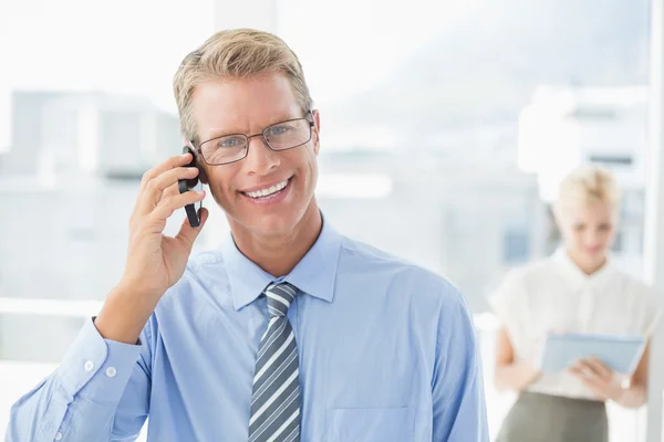 Empresário fazendo um telefonema com colega — Fotografia de Stock