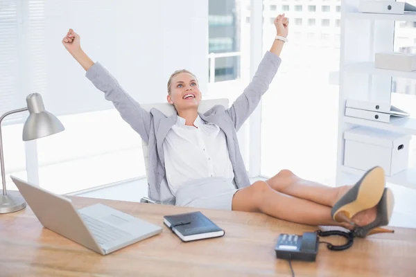 Heureuse femme d'affaires avec les bras levés — Photo