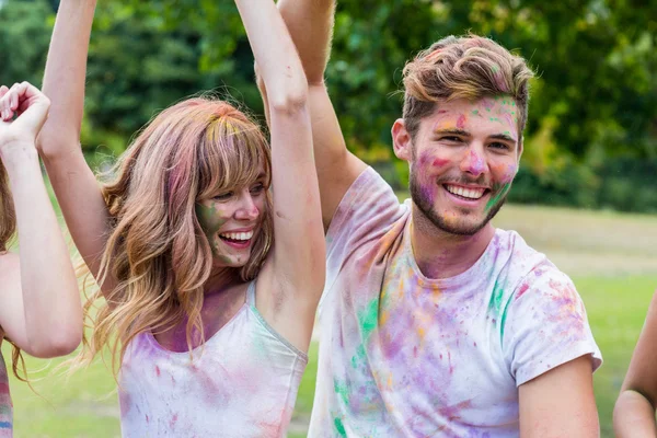 Happy vrienden bedekt met poeder verf — Stockfoto