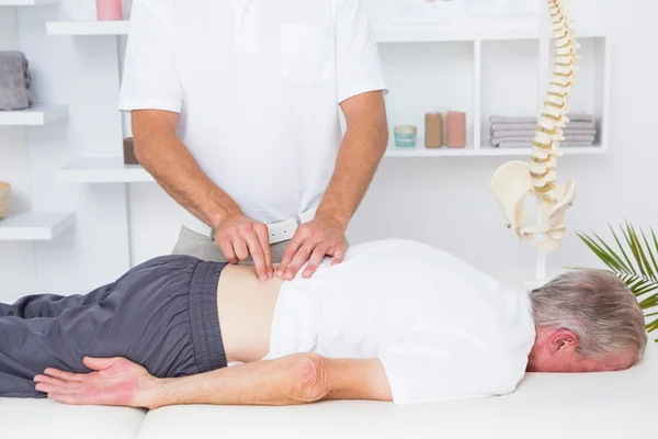 Fysiotherapeut rugmassage doen aan zijn patiënt — Stockfoto