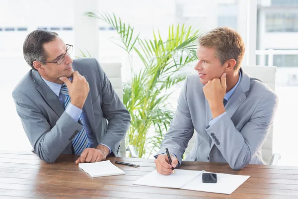 Uomini d'affari che lavorano insieme — Foto Stock