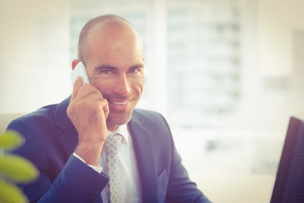 Leende affärsman ringer på telefon — Stockfoto