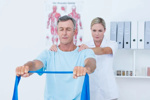 Läkaren undersöker hennes patienten tillbaka — Stockfoto