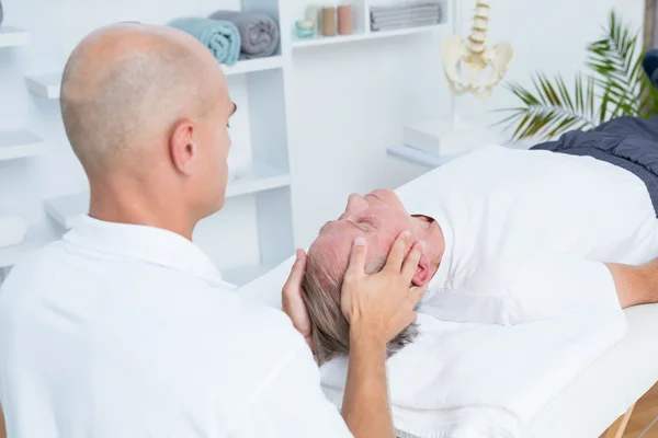 Hombre recibiendo masaje en la cabeza — Foto de Stock