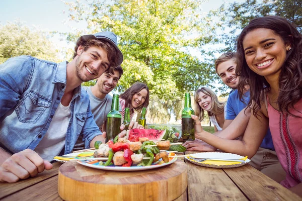 Des amis heureux dans le parc pique-niquent — Photo