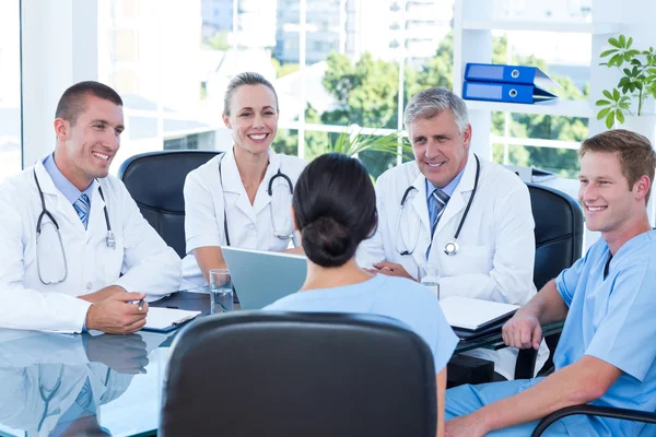 Equipo de médicos que trabajan en el ordenador portátil — Foto de Stock