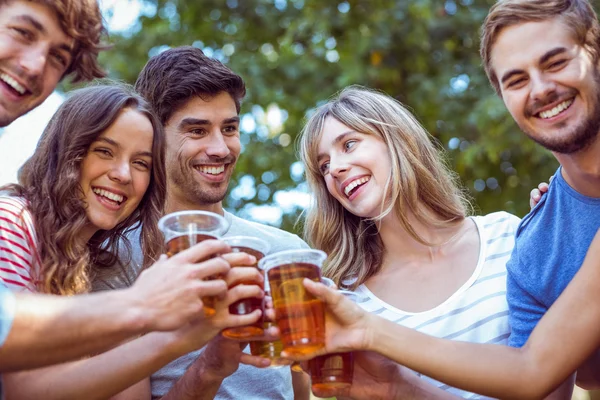 Gelukkige vrienden in het park — Stockfoto