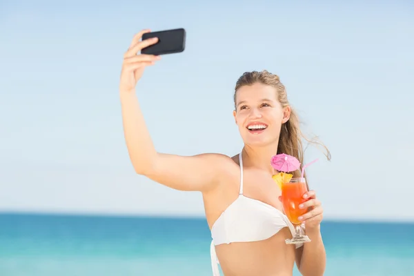 Glückliche hübsche Frau macht Selfie — Stockfoto