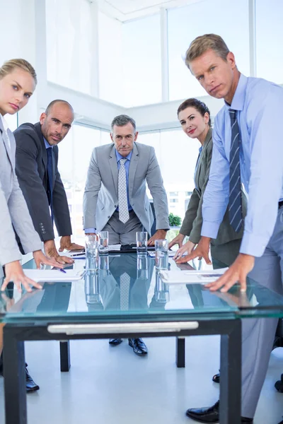 Collega's bespreken over werk — Stockfoto