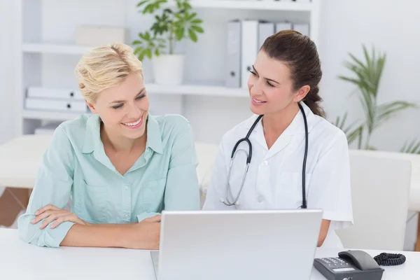 Patient och läkare tittar på en dator — Stockfoto