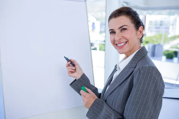 Glückliche Geschäftsfrau blickt in die Kamera — Stockfoto