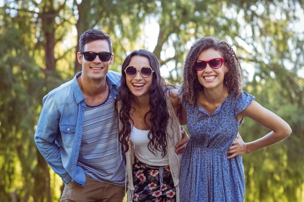 Glückliche Freunde im Park — Stockfoto