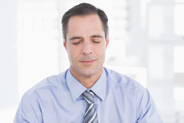 Homme d'affaires relaxant sur son bureau — Photo