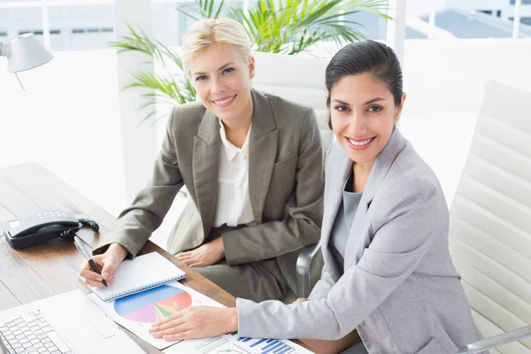 Lächelnde Geschäftsfrauen arbeiten zusammen — Stockfoto