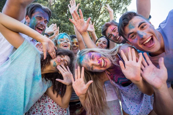 Happy přátelé v práškovou barvou — Stock fotografie