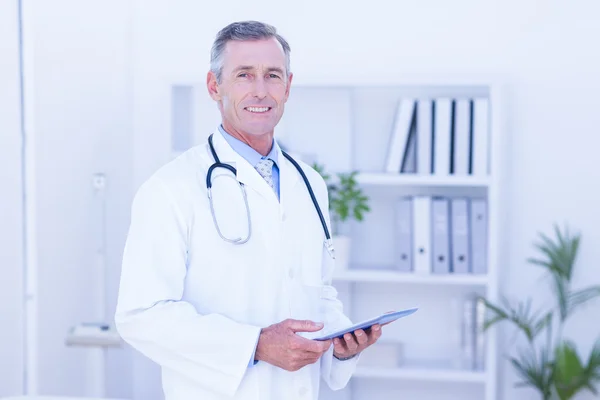 Médico sorridente usando comprimido digital — Fotografia de Stock